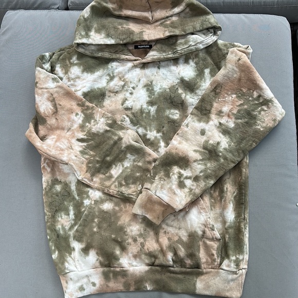 TALENTLESS Tops - Talentless camo hoodie